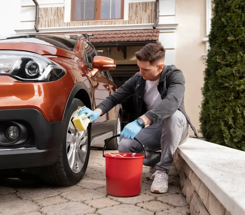 Lavage auto à domicile Chanteloup-les-Vignes : professionnel intervenant sur un véhicule